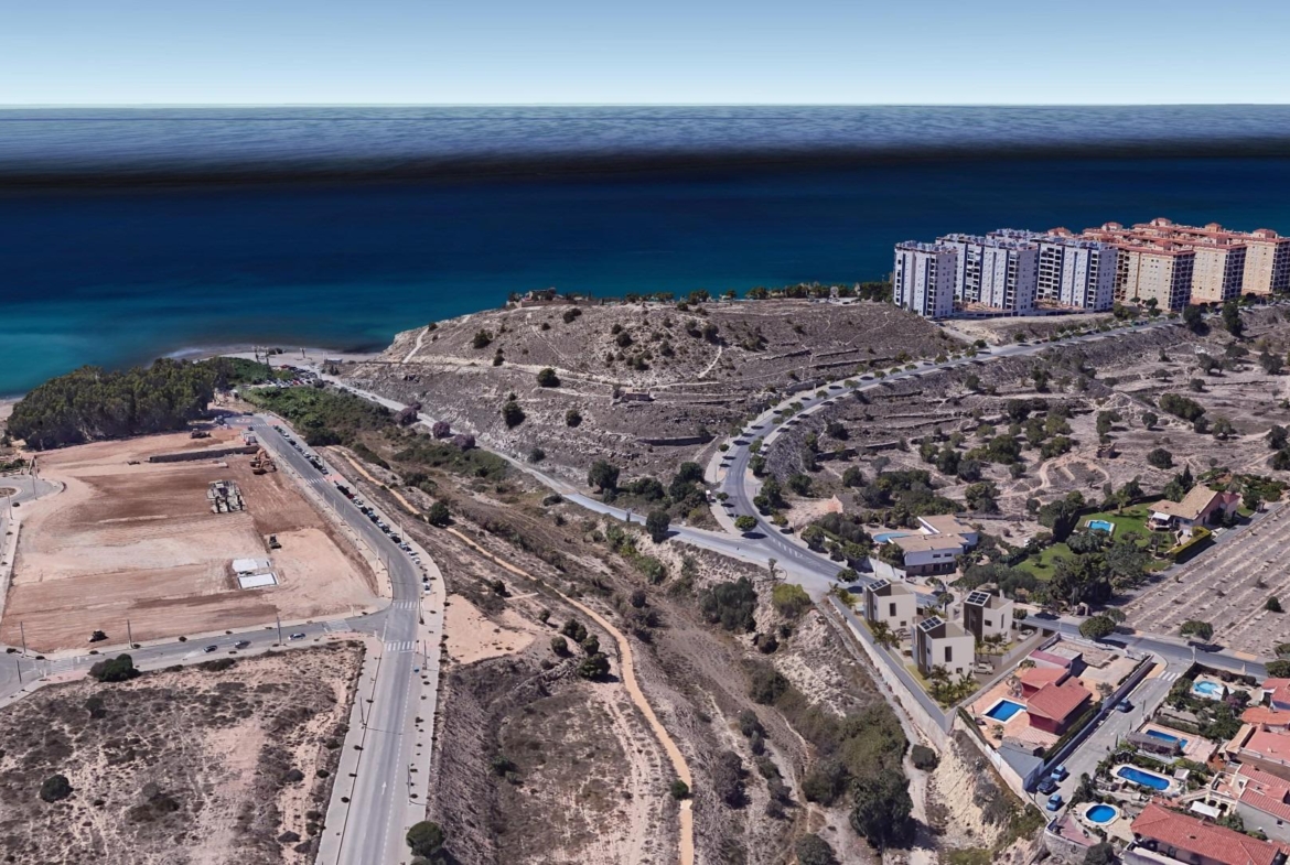 Newly built villa with private pool and next to the sea