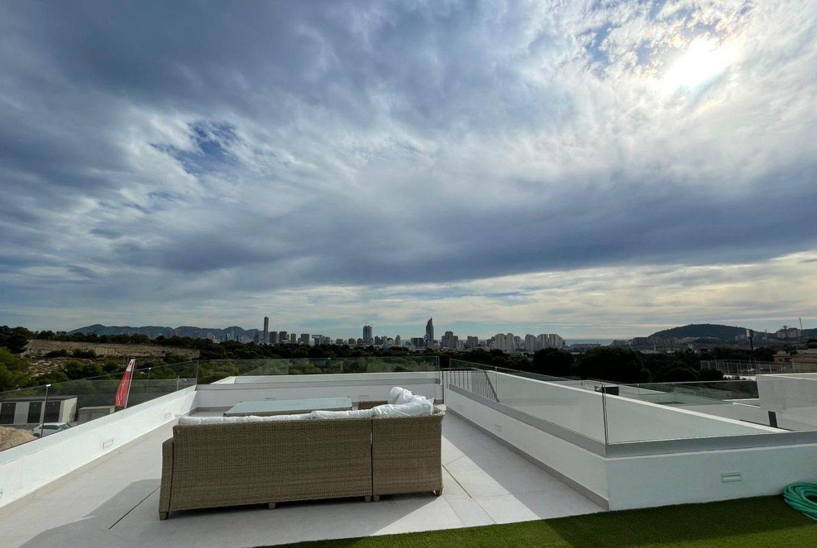 SPECTACULAIR MODERN TORN KEY VILLA