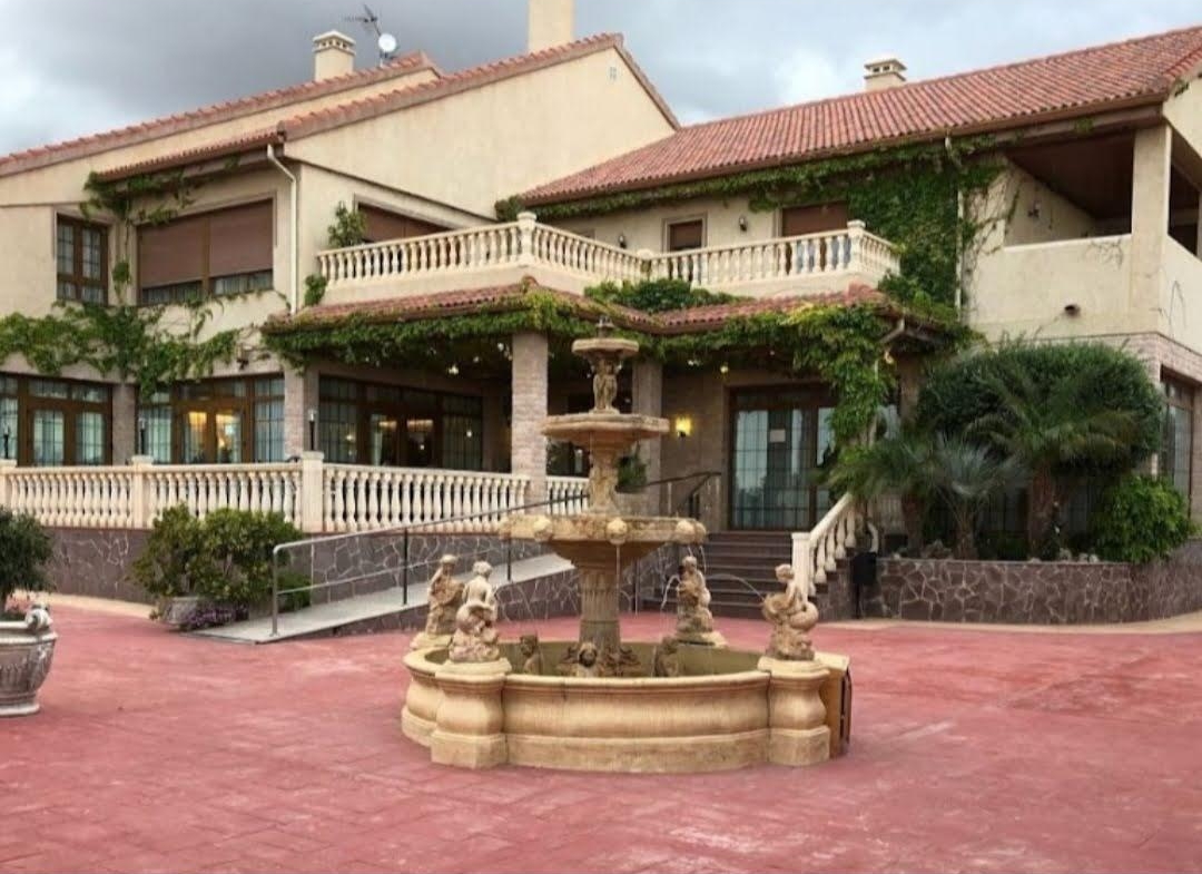RESTAURANTE EN CABO ROIG. CON 871 M2.