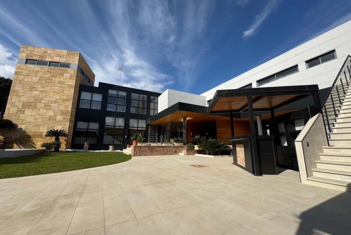 ESPECTACULAR VILLA EN CAMPOAMOR DE 847 M2 DE CASA Y 1500 M2 DE PARCELA. 7 DORM. 8 BAÑOS. PLAYA 750 M