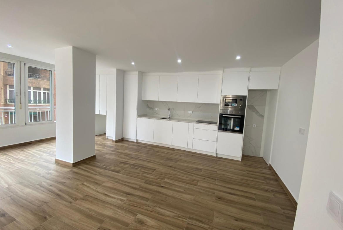 Renovated apartment on the front line of Torrevieja with lateral sea views and pool