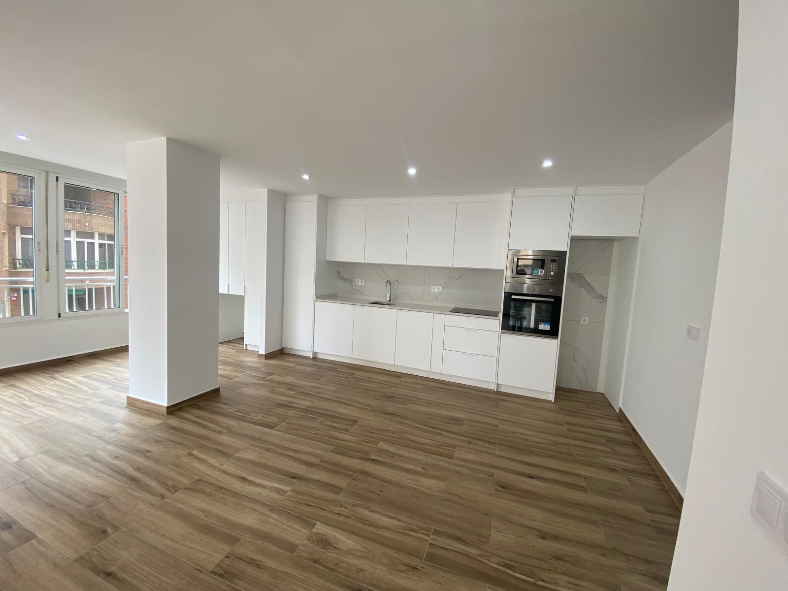 Renovated apartment on the front line of Torrevieja with lateral sea views and pool