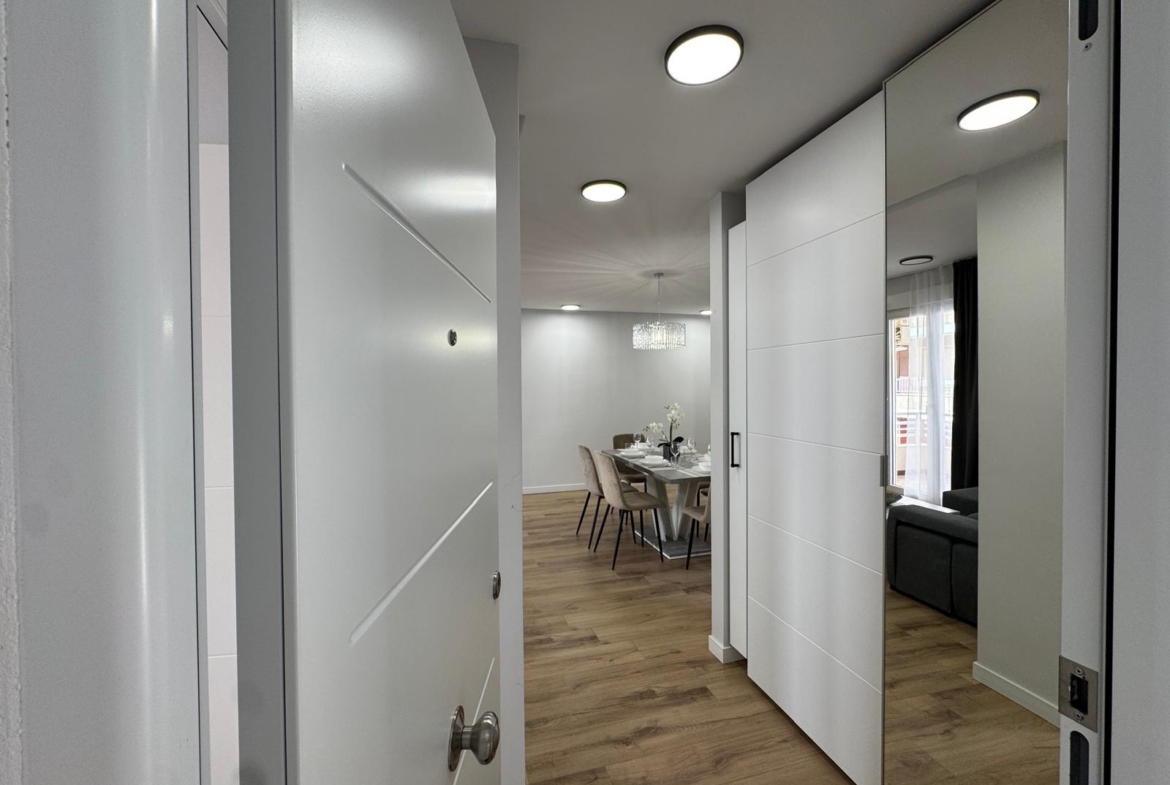 TOTALLY RENOVATED APARTMENT 20 METERS FROM THE BEACH WITH 100 M2 OF SURFACE. 3 BEDROOMS. 1 BATHROOMS.
