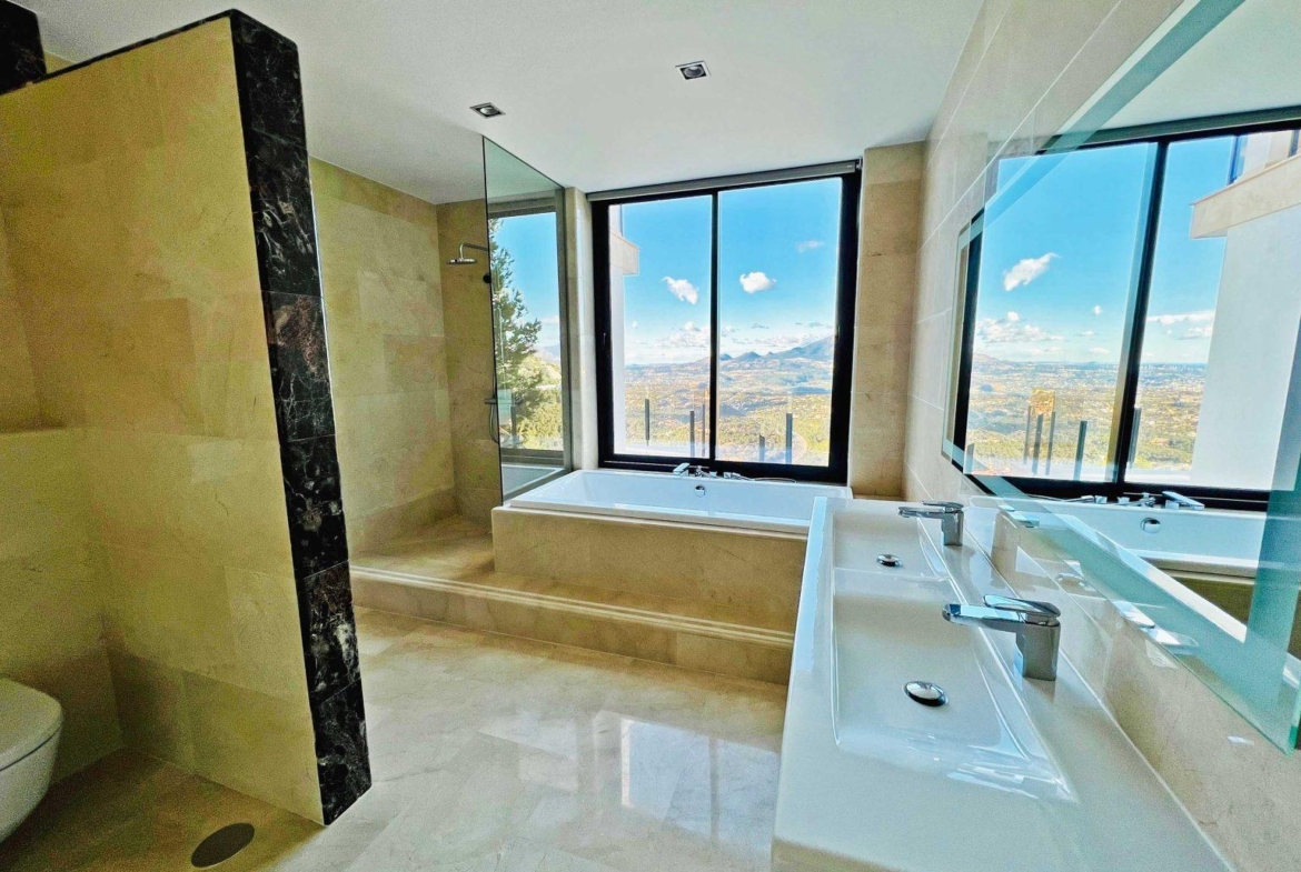 Luxury villa with views of the sea and the mountains