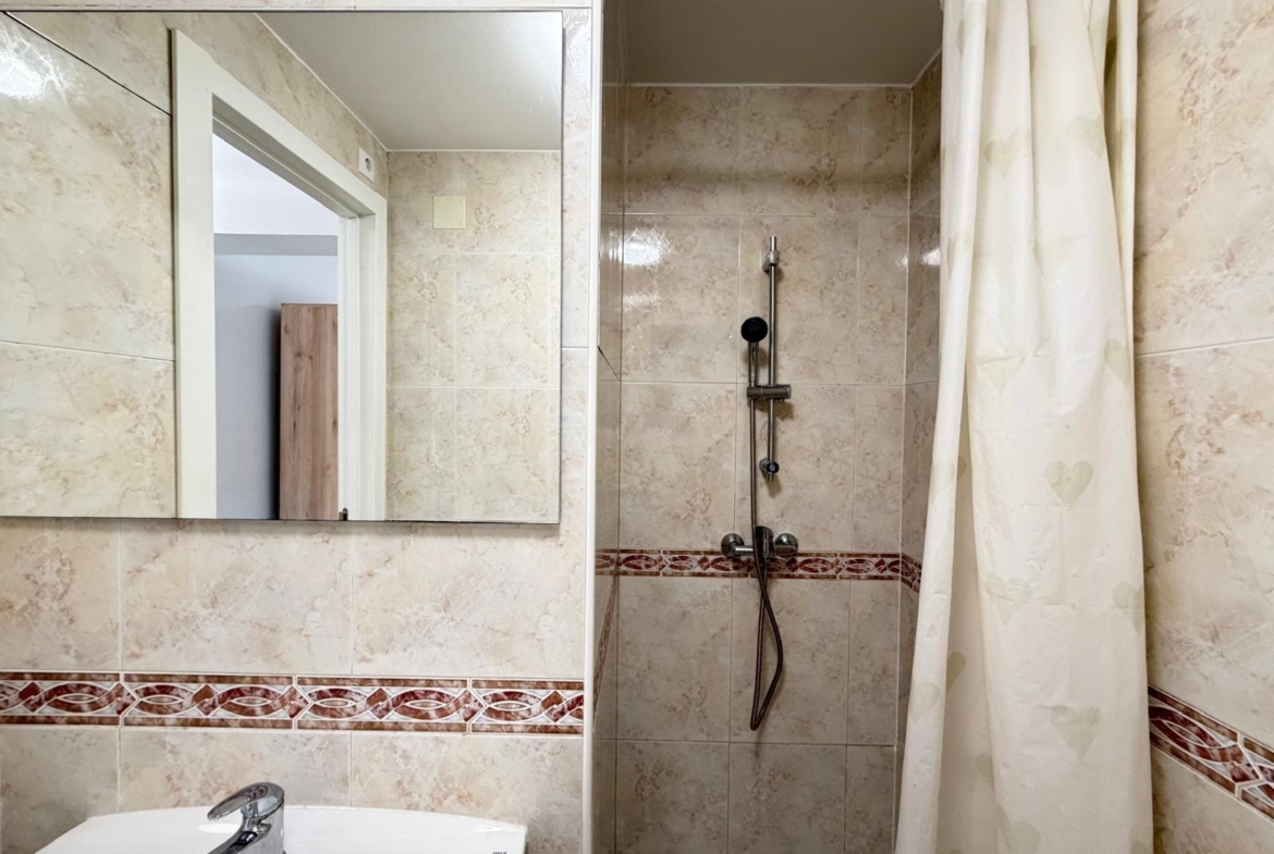 REFORMED 2-BEDROOM APARTMENT. 1 BATHROOM. WITH 65 M2. PARK OF NATIONS AREA. BEACH 800 METERS AWAY.