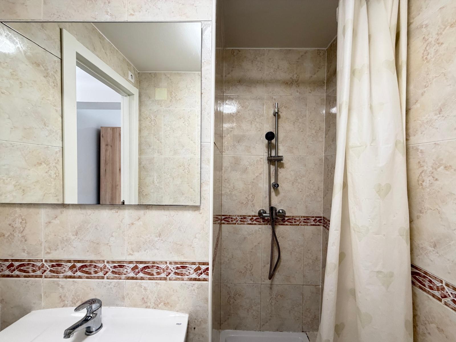 5-20-45 REFORMED 2-BEDROOM APARTMENT. 1 BATHROOM. WITH 65 M2. PARK OF NATIONS AREA. BEACH 800 METERS AWAY.