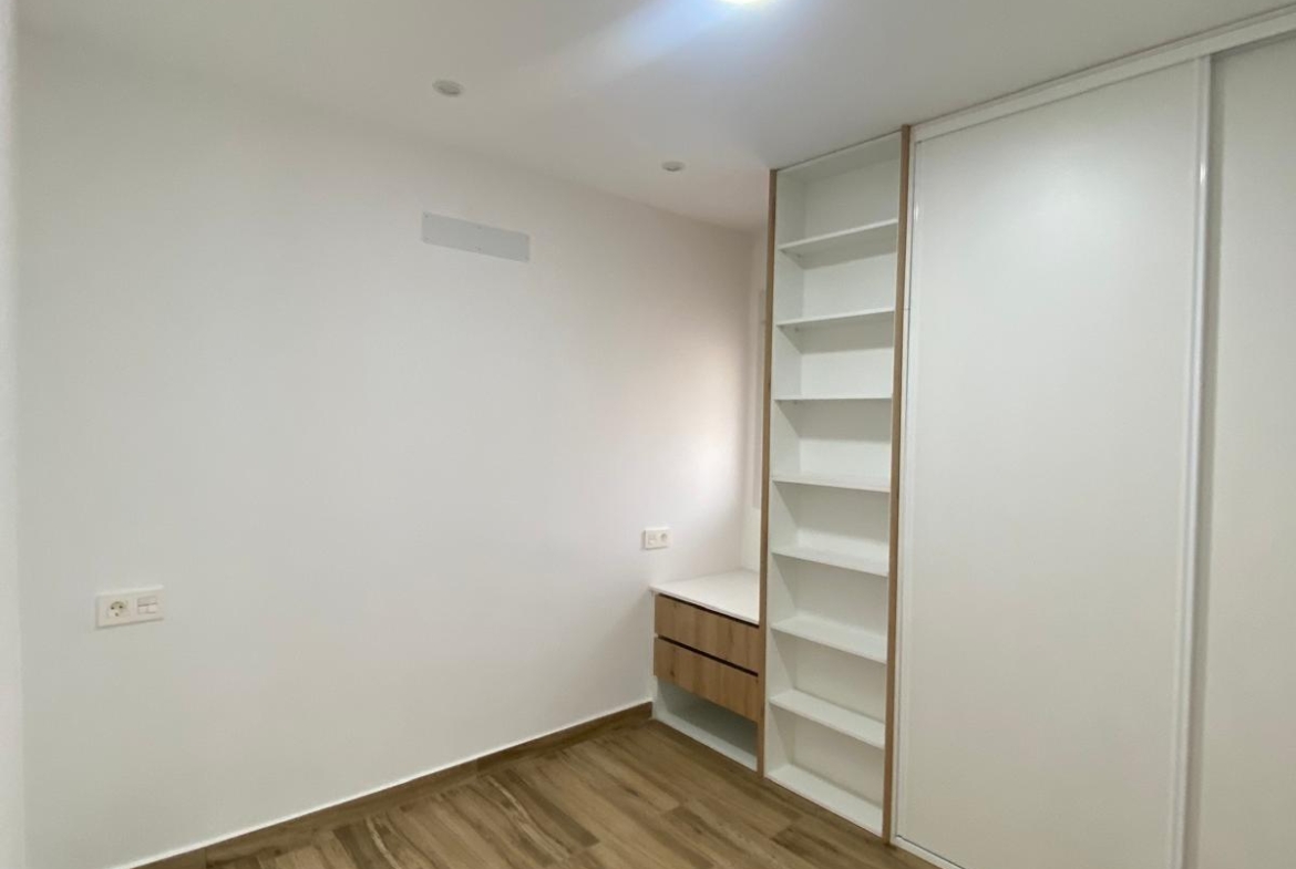 Renovated apartment on the front line of Torrevieja with lateral sea views and pool
