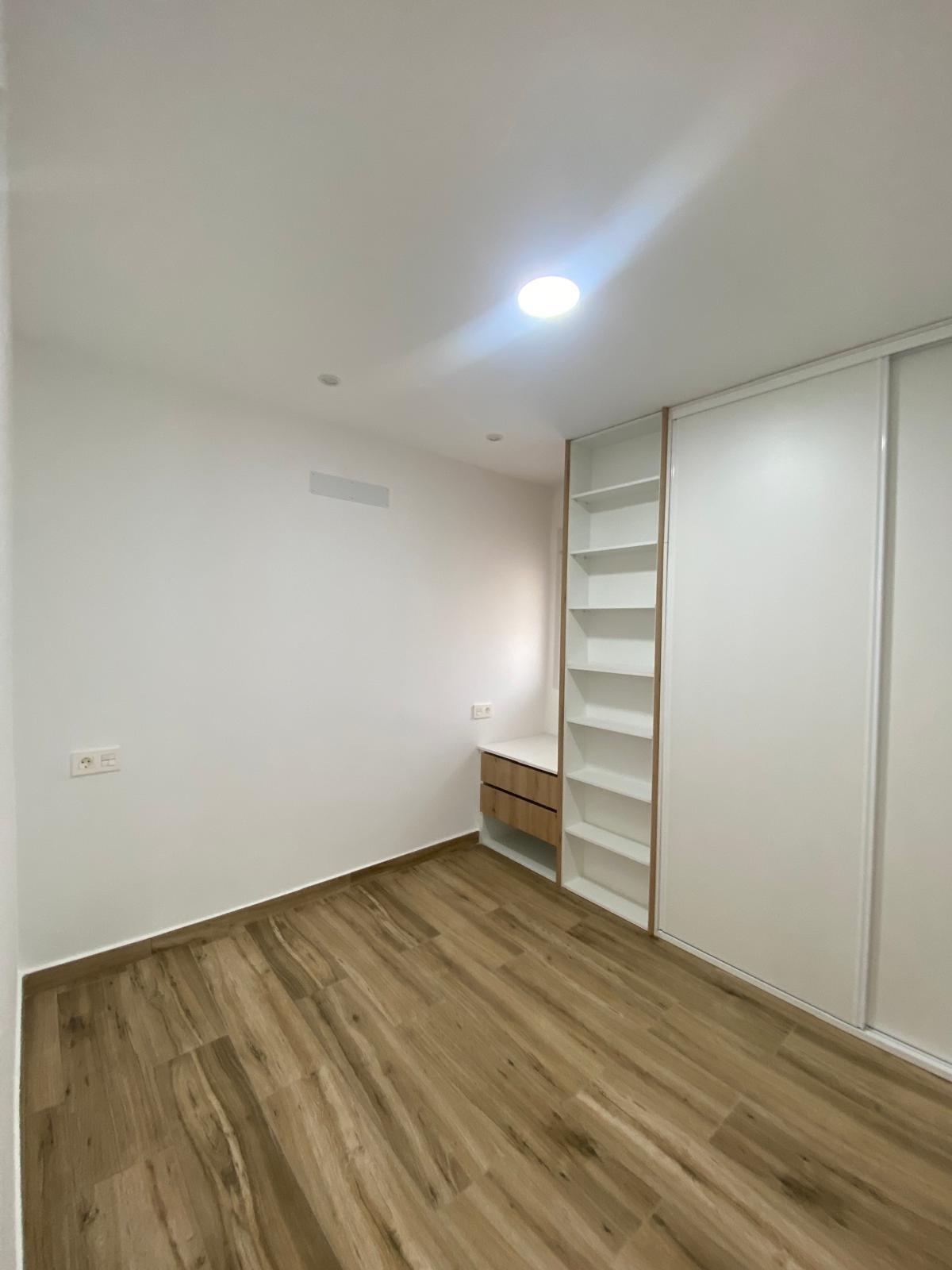 Renovated apartment on the front line of Torrevieja with lateral sea views and pool