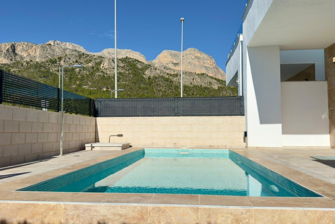 Exclusive villa in Polop with mountain views
