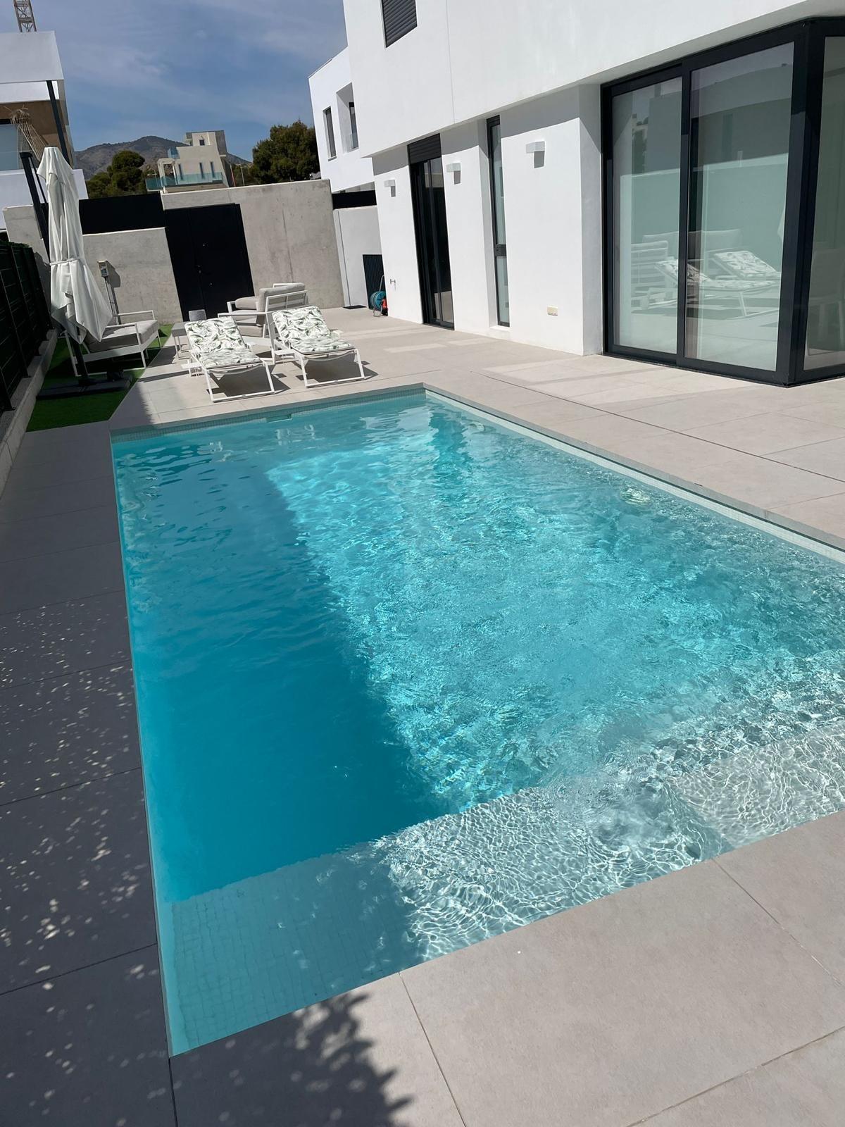 SPECTACULAIR MODERN TORN KEY VILLA