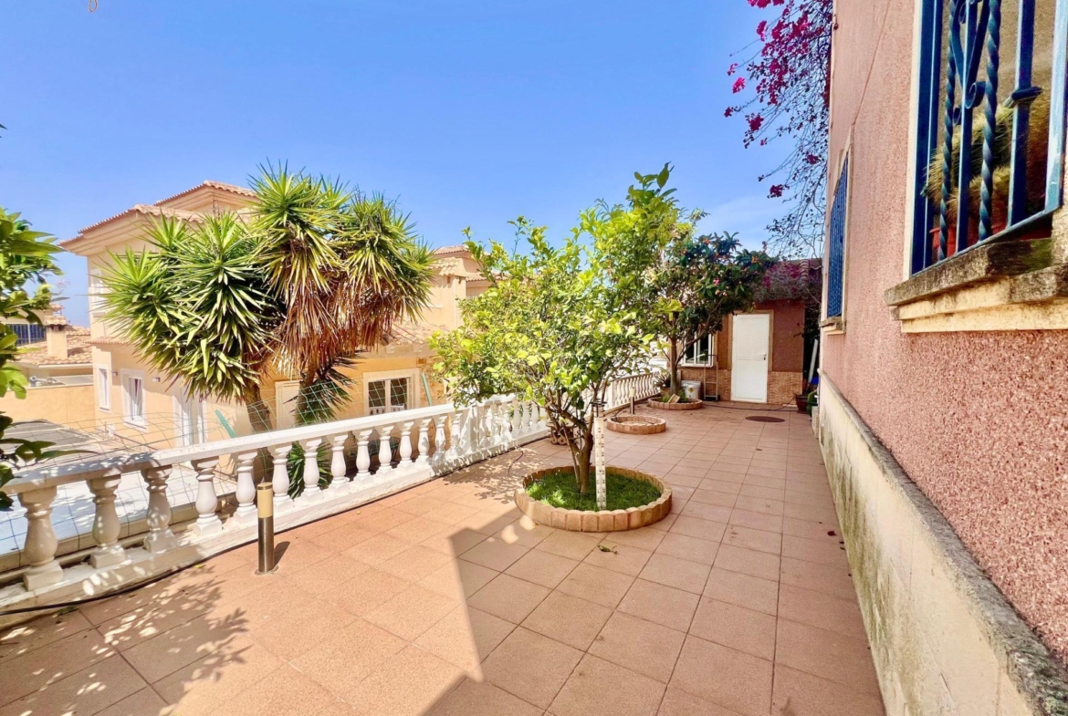 LUXURY AND LIGHT IN LOS BALCONES: YOUR VILLA WITH PRIVATE POOL AND HIGH POTENTIAL