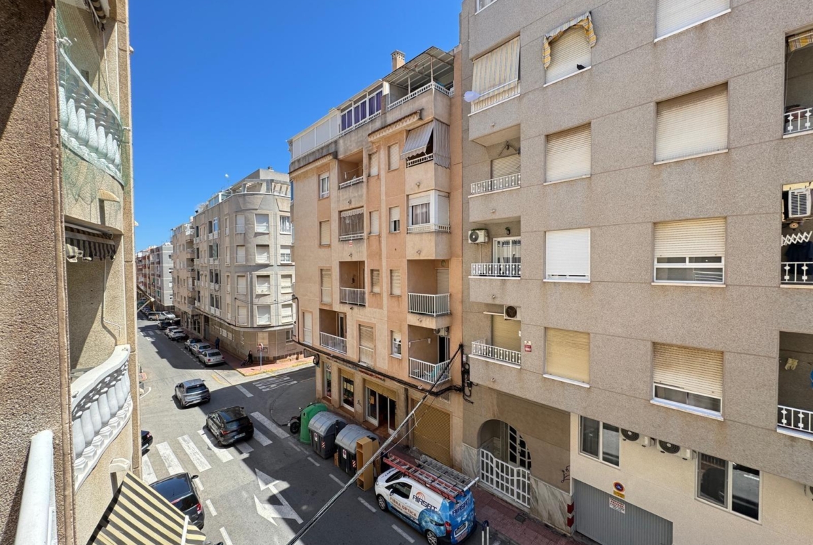 AMPLIO APARTAMENTO DE 99 M2 A 350 METROS DE PLAYA DEL CURA. 2 DORM. 1 BAÑO.