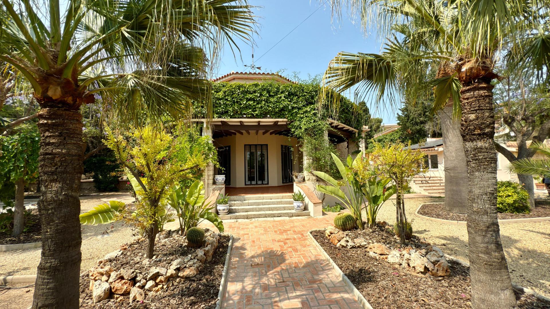 5-21-36 Exclusieve Villa Omringd door de natuur in Alicante