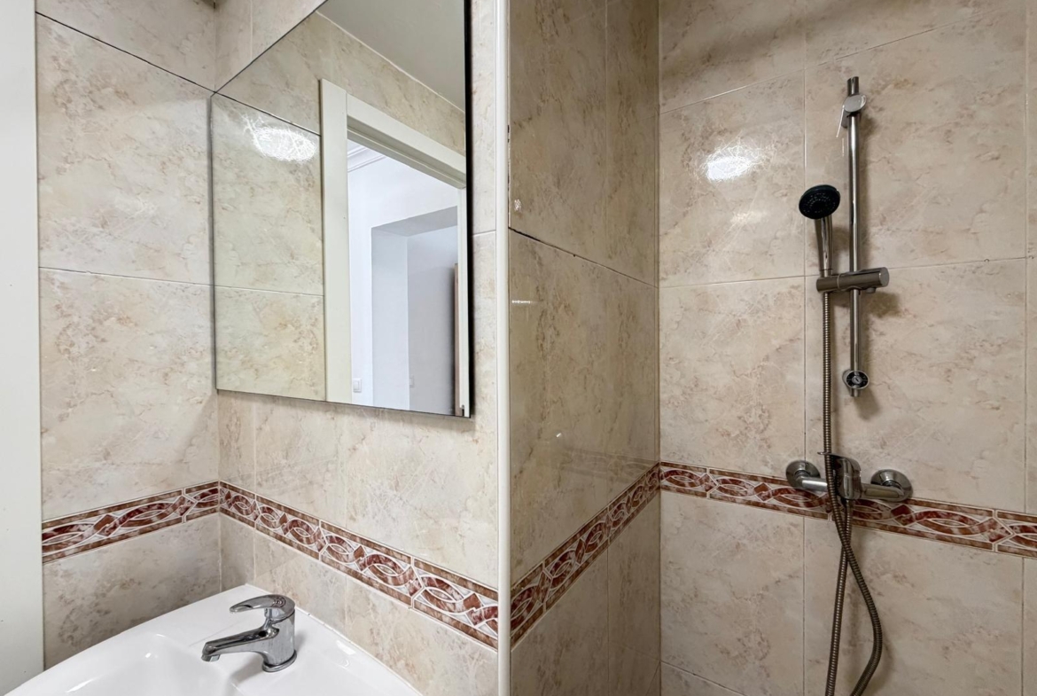 REFORMED 2-BEDROOM APARTMENT. 1 BATHROOM. WITH 65 M2. PARK OF NATIONS AREA. BEACH 800 METERS AWAY.