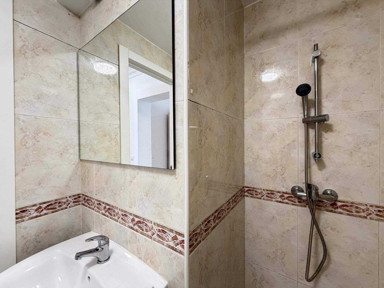 5-21-42 REFORMED 2-BEDROOM APARTMENT. 1 BATHROOM. WITH 65 M2. PARK OF NATIONS AREA. BEACH 800 METERS AWAY.