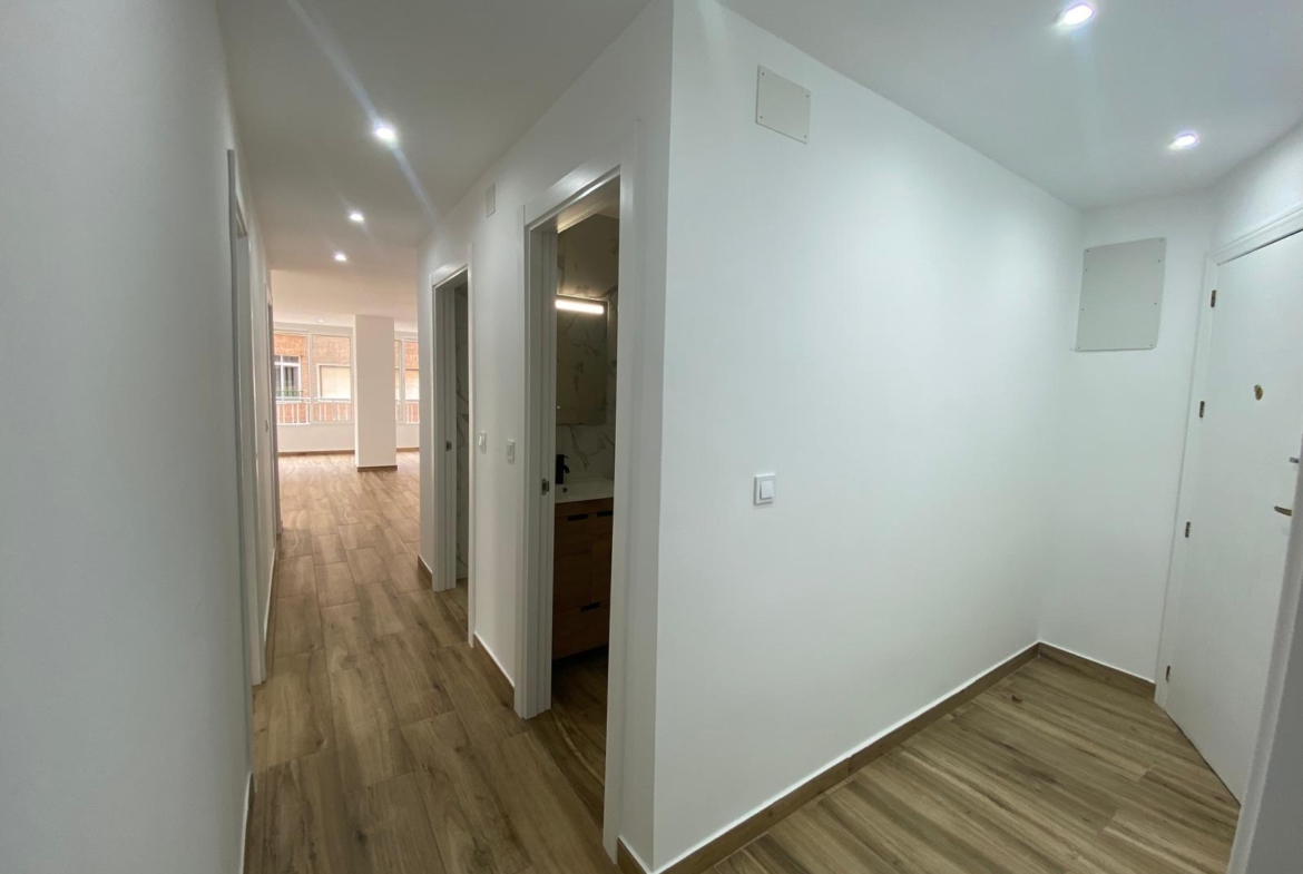 Renovated apartment on the front line of Torrevieja with lateral sea views and pool