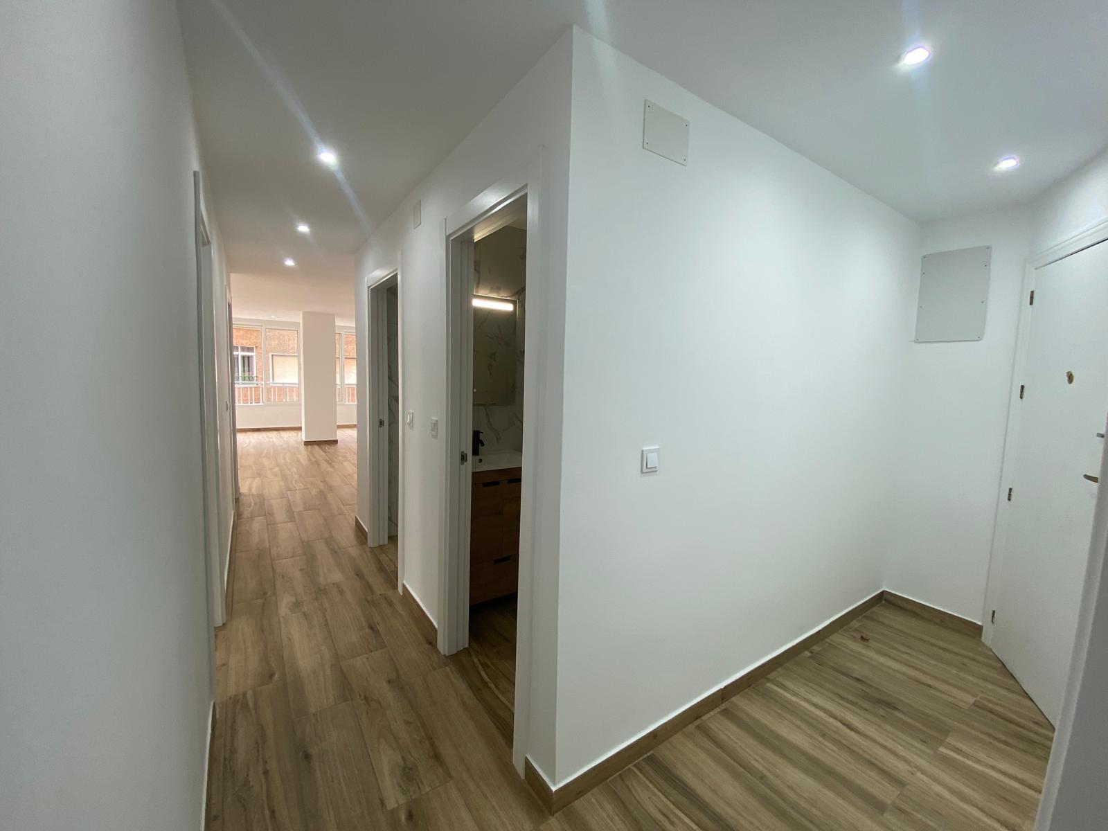 Renovated apartment on the front line of Torrevieja with lateral sea views and pool