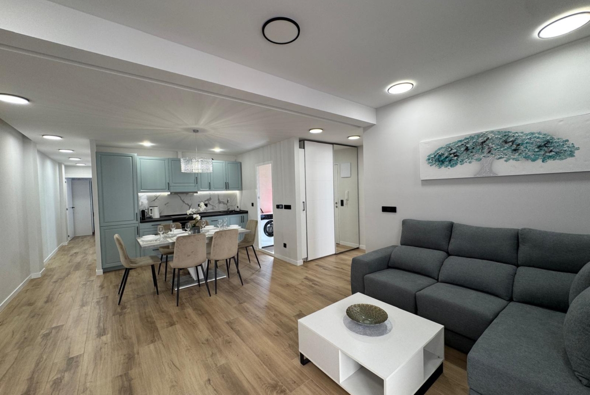 TOTALLY RENOVATED APARTMENT 20 METERS FROM THE BEACH WITH 100 M2 OF SURFACE. 3 BEDROOMS. 1 BATHROOMS.