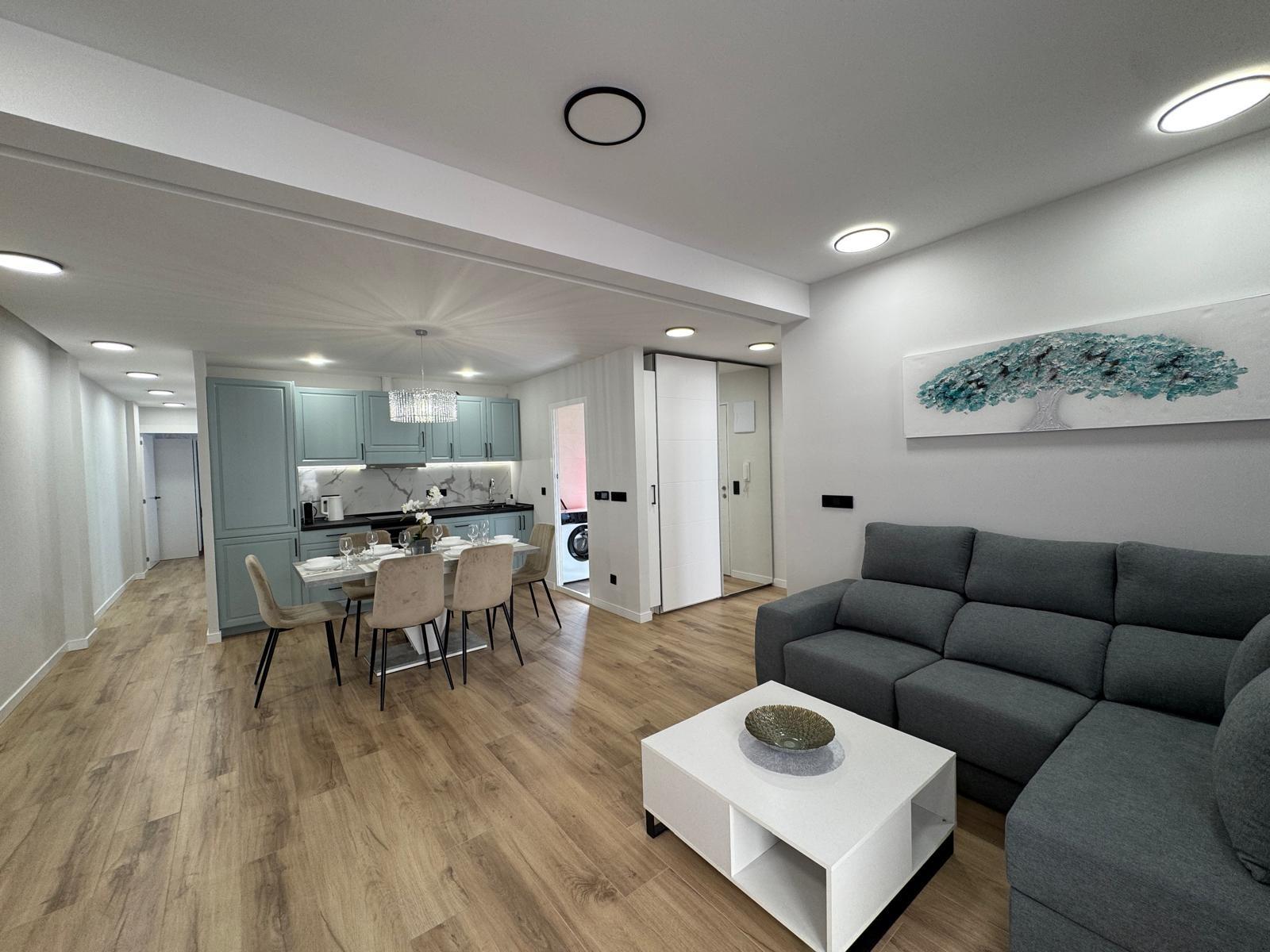 TOTALLY RENOVATED APARTMENT 20 METERS FROM THE BEACH WITH 100 M2 OF SURFACE. 3 BEDROOMS. 1 BATHROOMS.