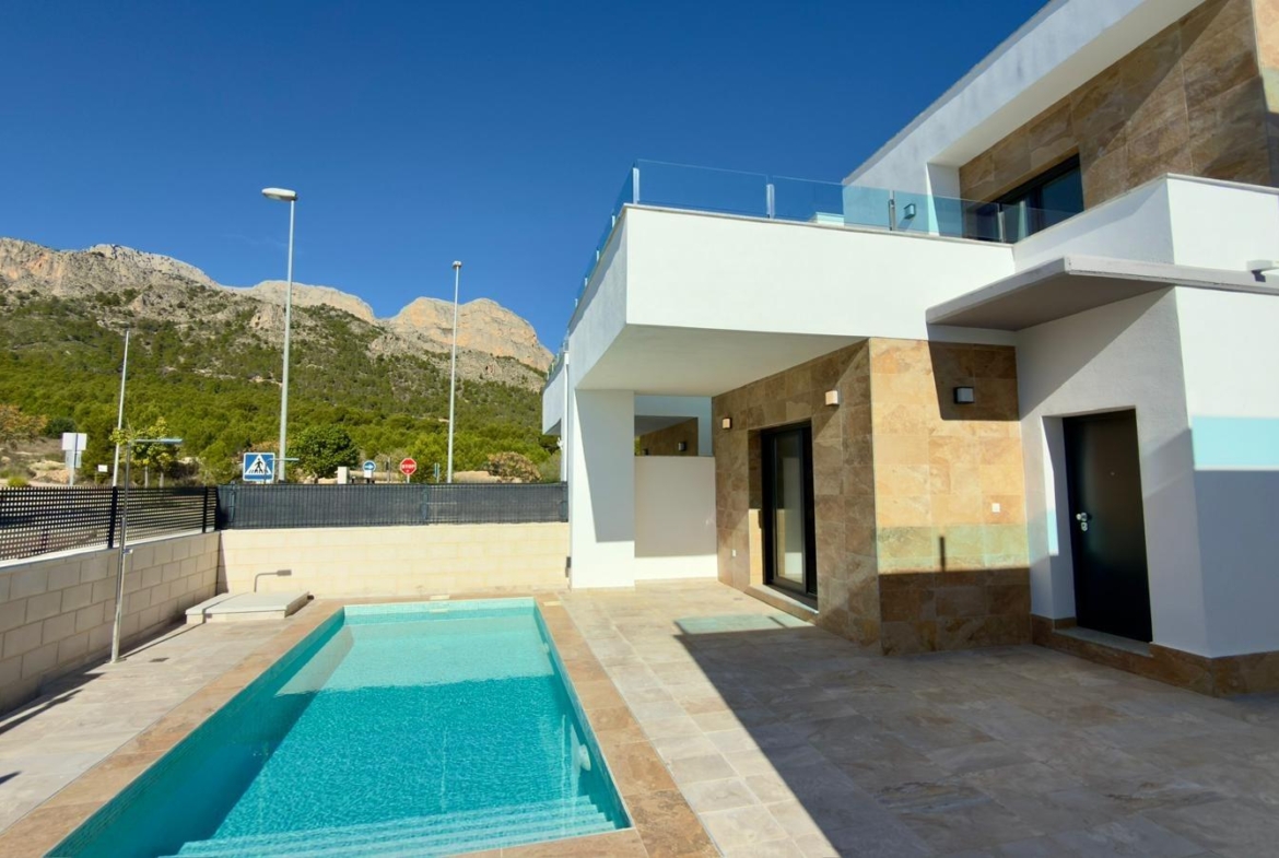 Exclusive villa in Polop with mountain views