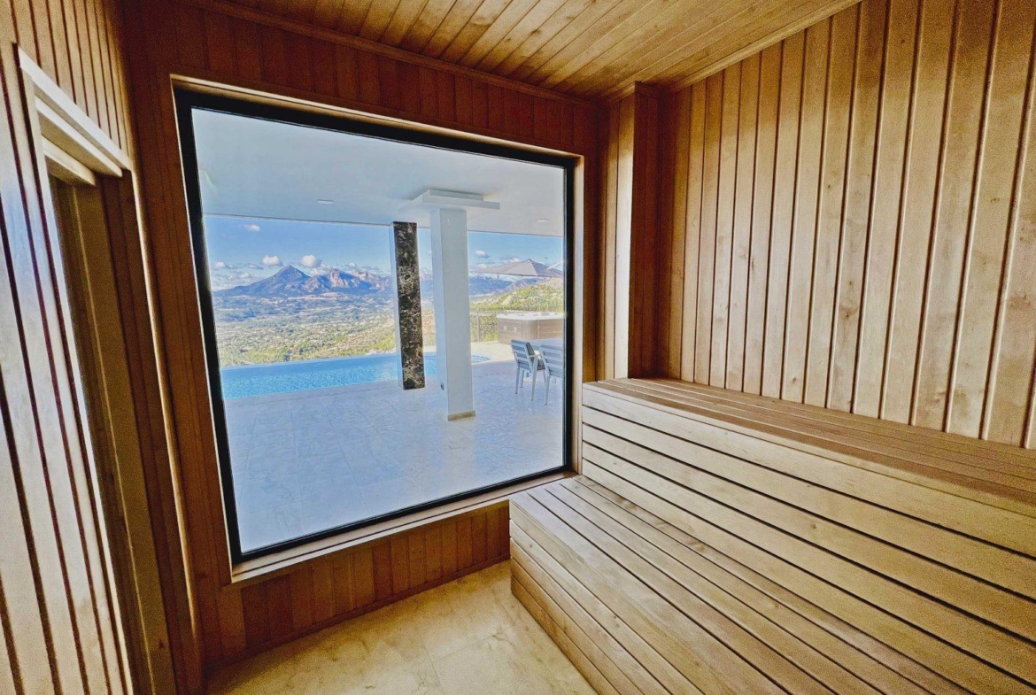 Luxury villa with views of the sea and the mountains