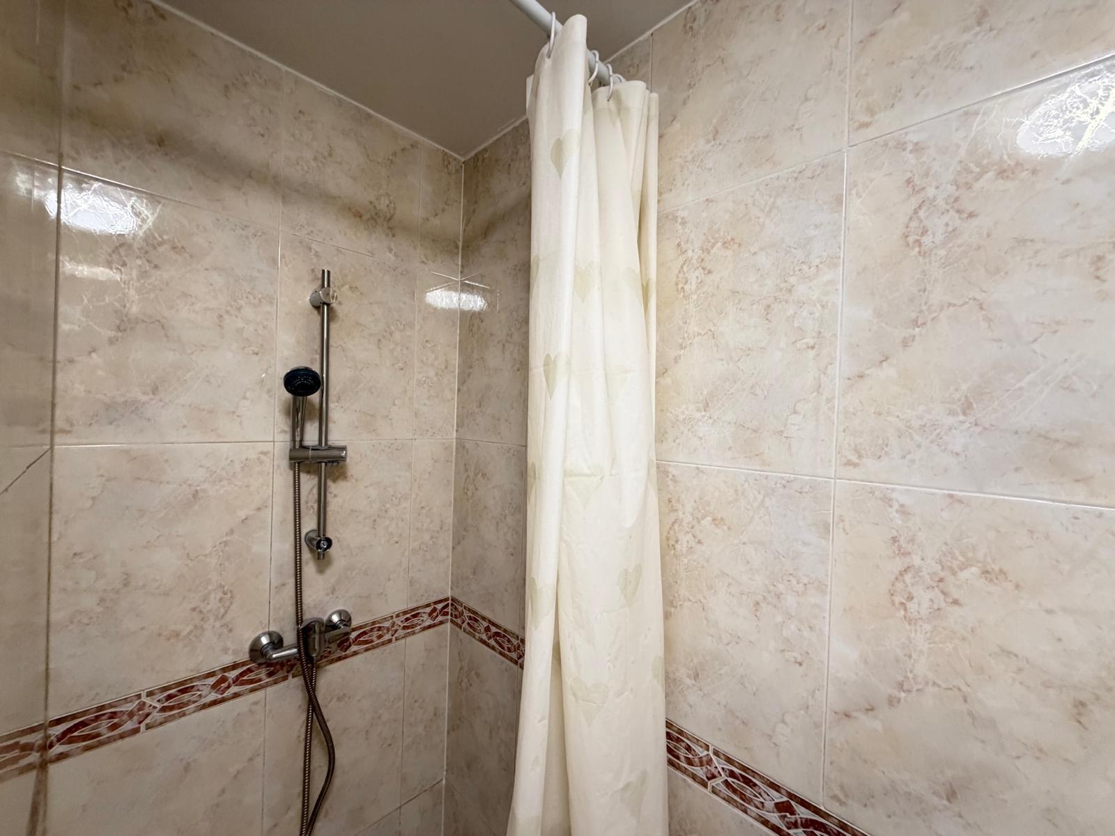 5-22-41 REFORMED 2-BEDROOM APARTMENT. 1 BATHROOM. WITH 65 M2. PARK OF NATIONS AREA. BEACH 800 METERS AWAY.