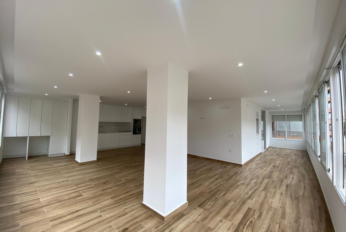 Renovated apartment on the front line of Torrevieja with lateral sea views and pool