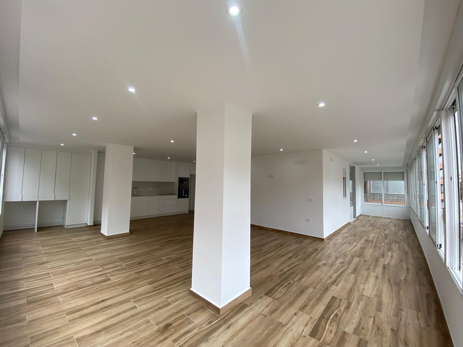 Renovated apartment on the front line of Torrevieja with lateral sea views and pool