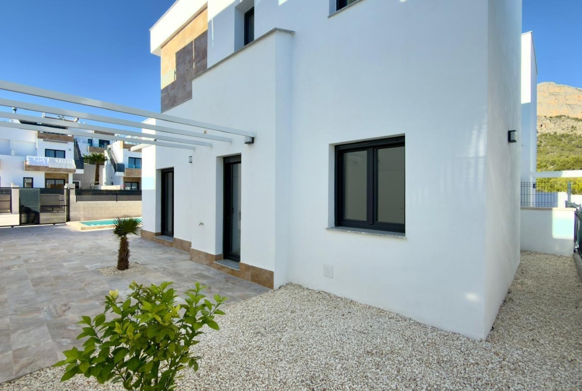 Exclusive villa in Polop with mountain views