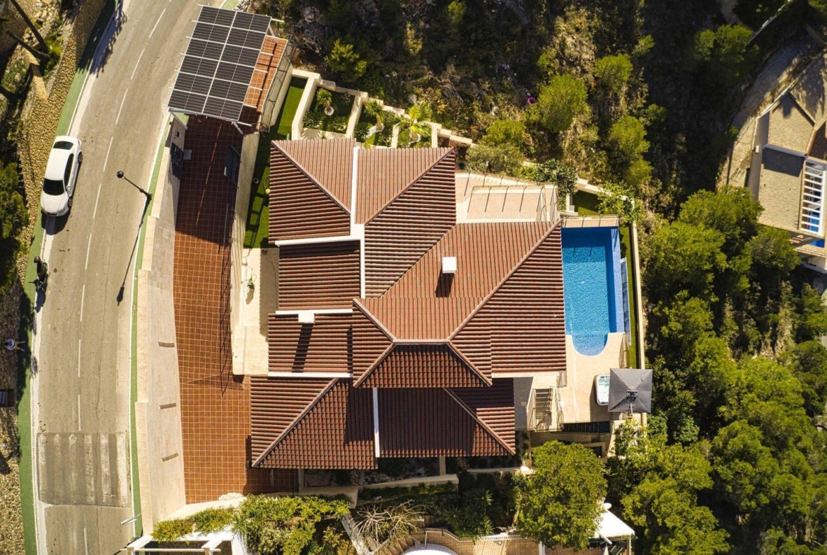Luxury villa with views of the sea and the mountains