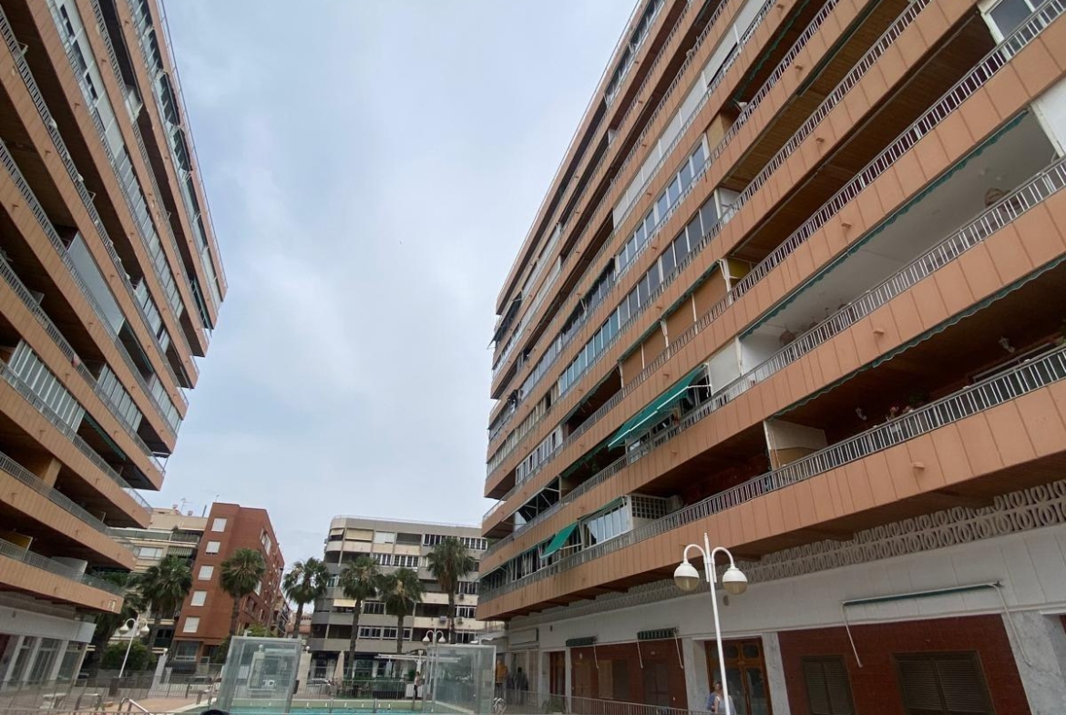 Renovated apartment on the front line of Torrevieja with lateral sea views and pool