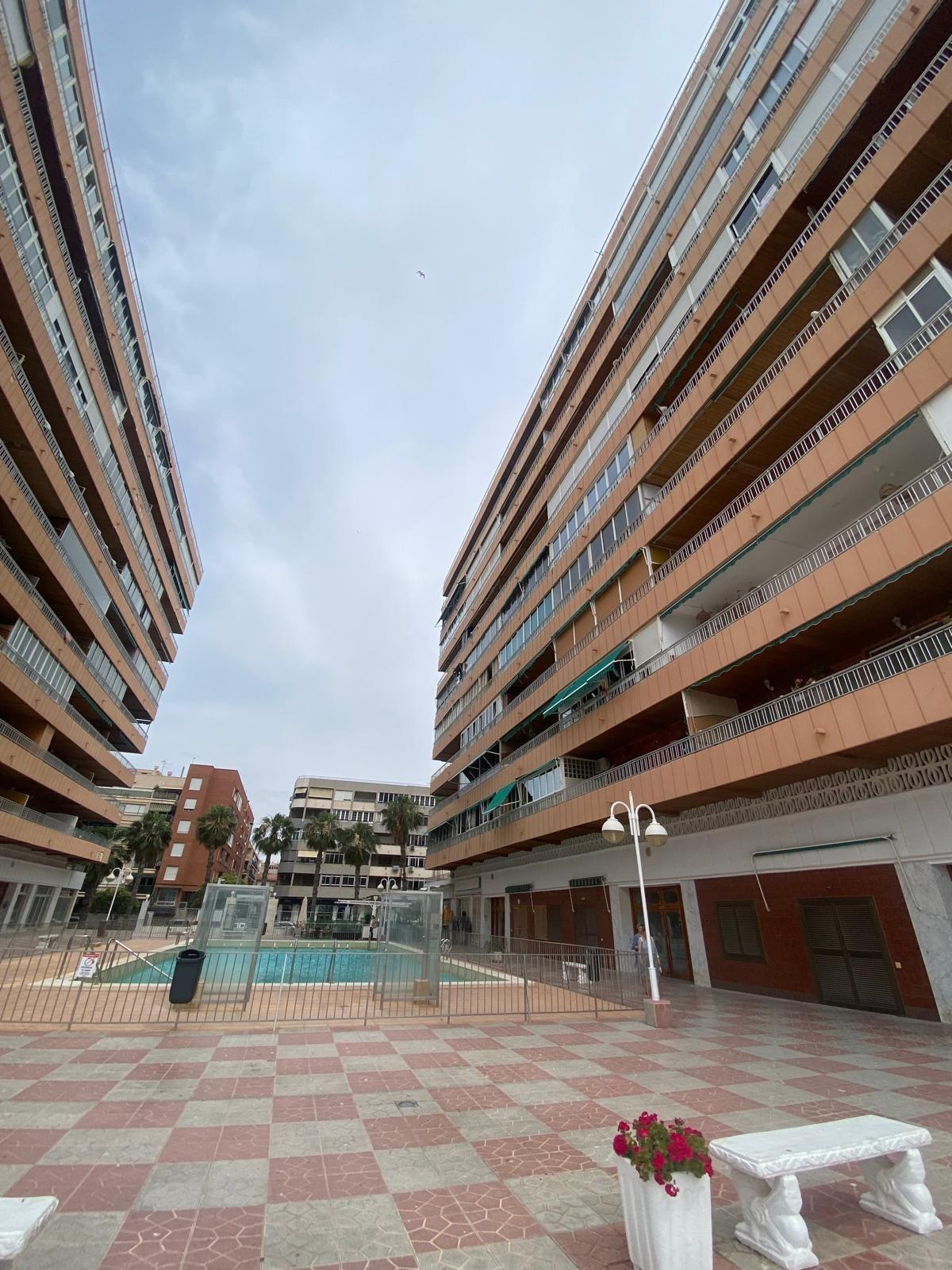 Renovated apartment on the front line of Torrevieja with lateral sea views and pool