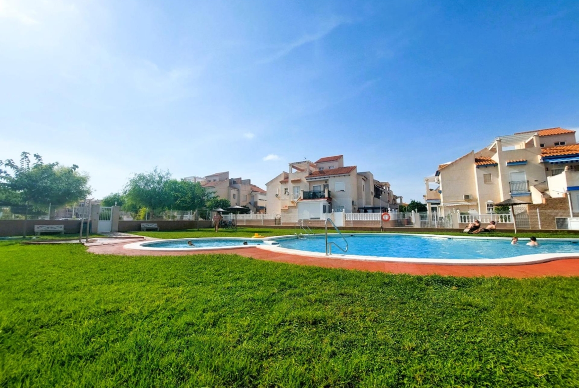 Nice bungalow on the upper floor with private solarium and sea views