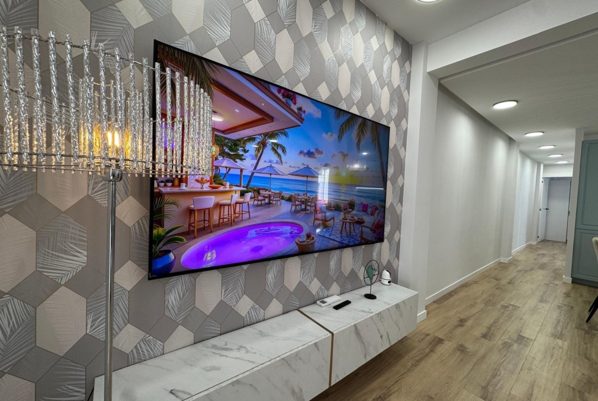 TOTALLY RENOVATED APARTMENT 20 METERS FROM THE BEACH WITH 100 M2 OF SURFACE. 3 BEDROOMS. 1 BATHROOMS.