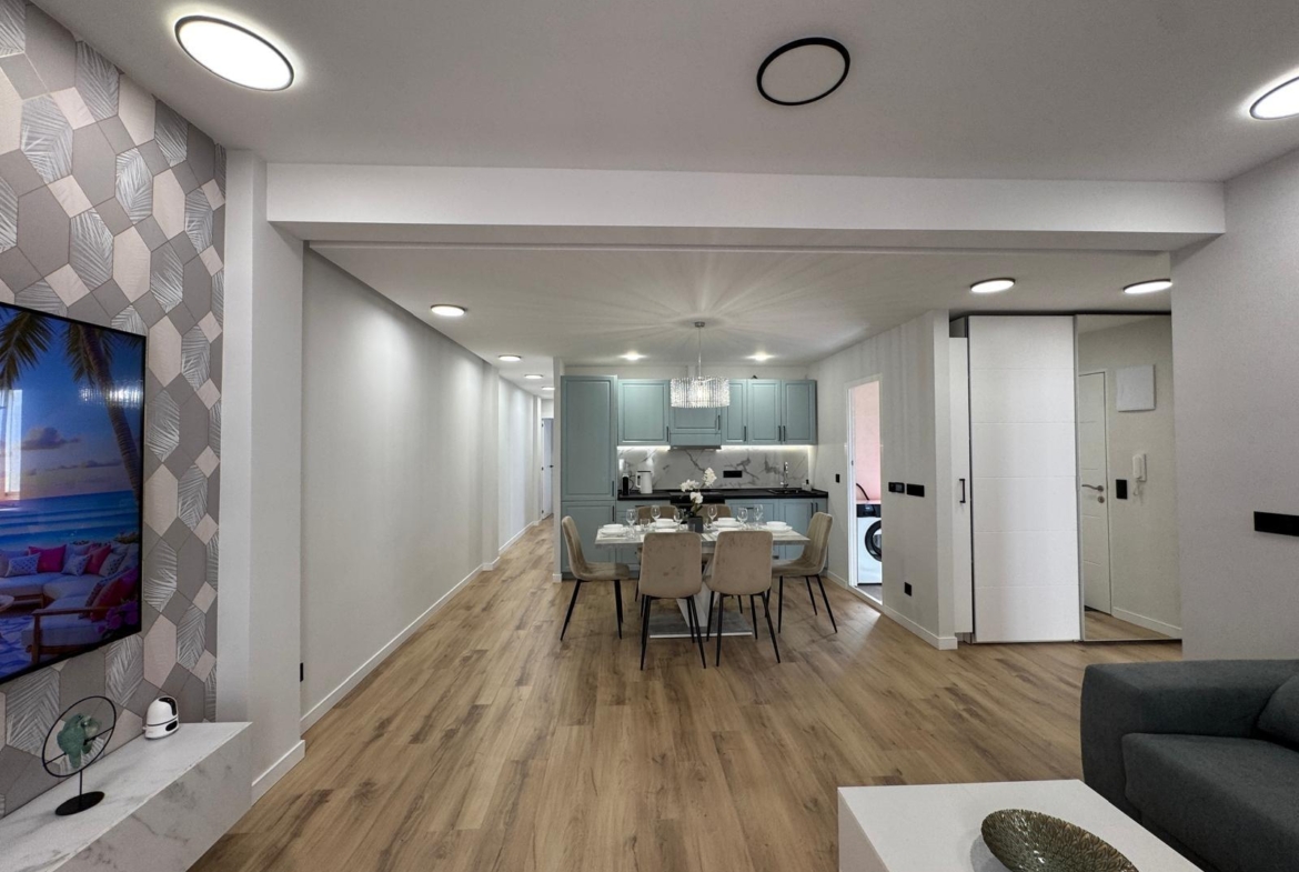 TOTALLY RENOVATED APARTMENT 20 METERS FROM THE BEACH WITH 100 M2 OF SURFACE. 3 BEDROOMS. 1 BATHROOMS.