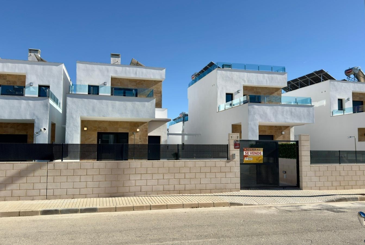 Exclusive villa in Polop with mountain views
