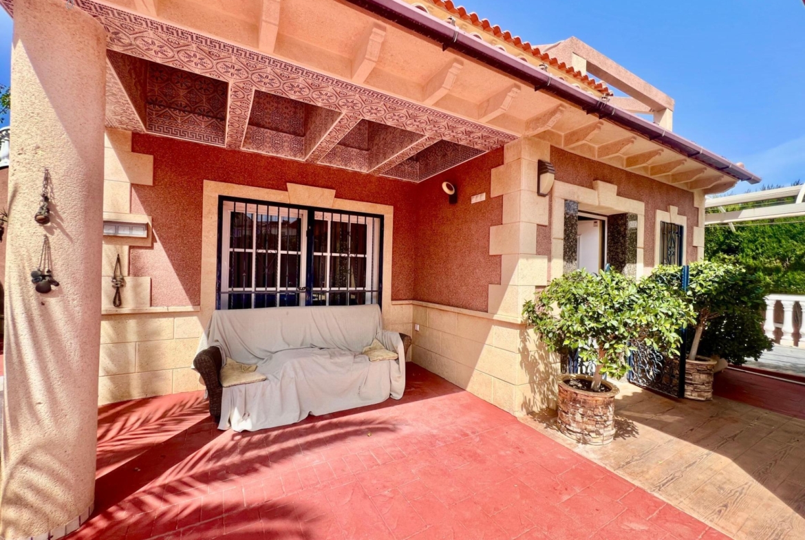 LUXURY AND LIGHT IN LOS BALCONES: YOUR VILLA WITH PRIVATE POOL AND HIGH POTENTIAL
