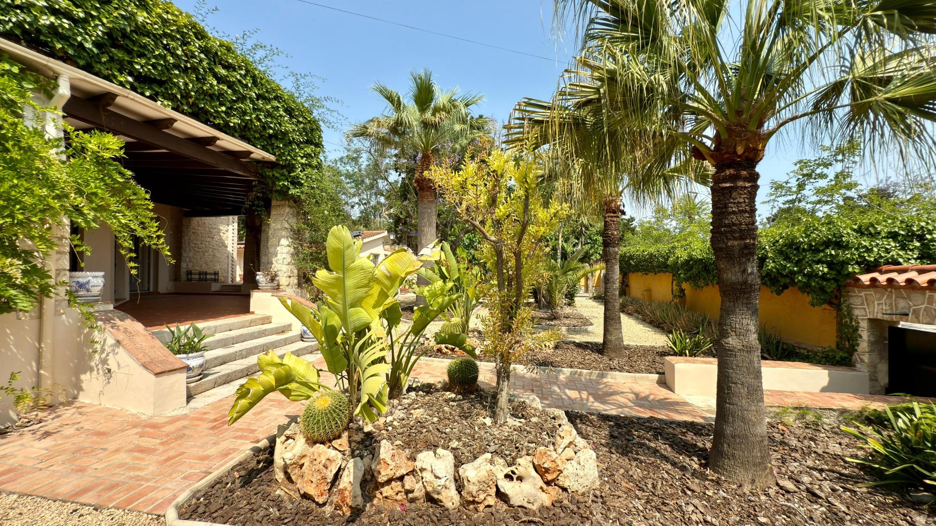 5-25-27 Exclusieve Villa Omringd door de natuur in Alicante