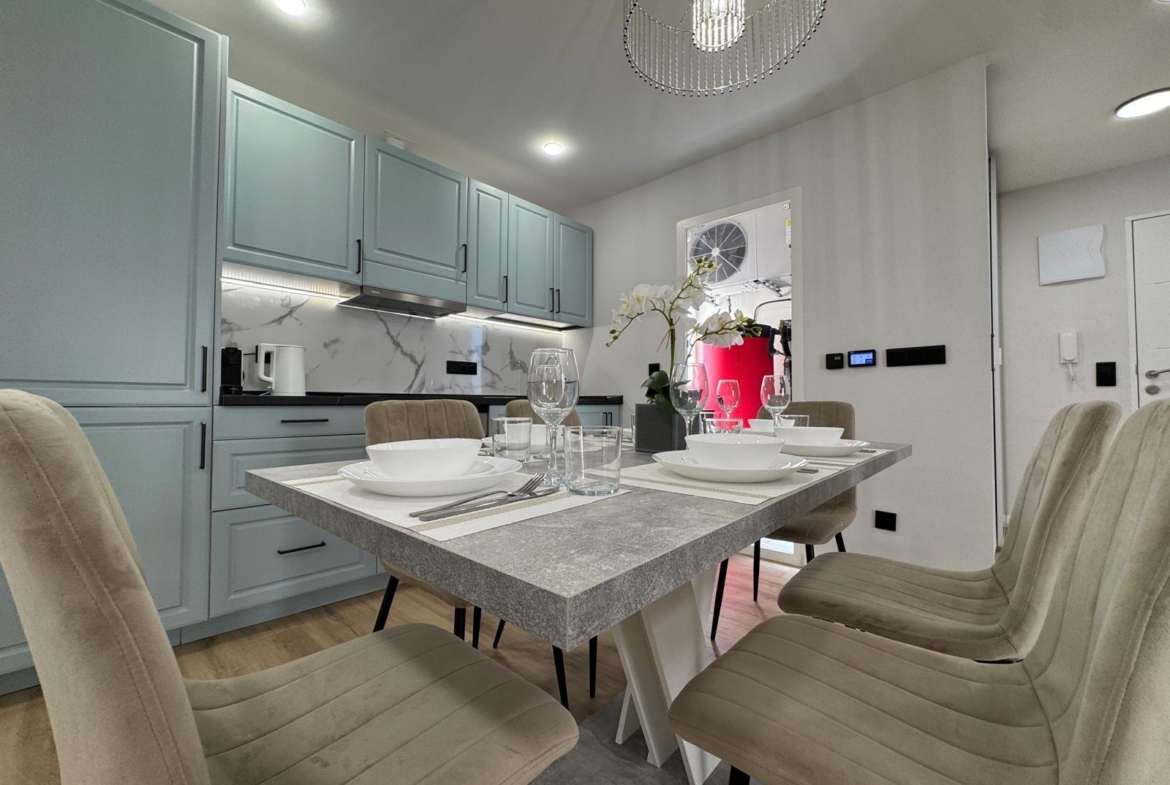 TOTALLY RENOVATED APARTMENT 20 METERS FROM THE BEACH WITH 100 M2 OF SURFACE. 3 BEDROOMS. 1 BATHROOMS.