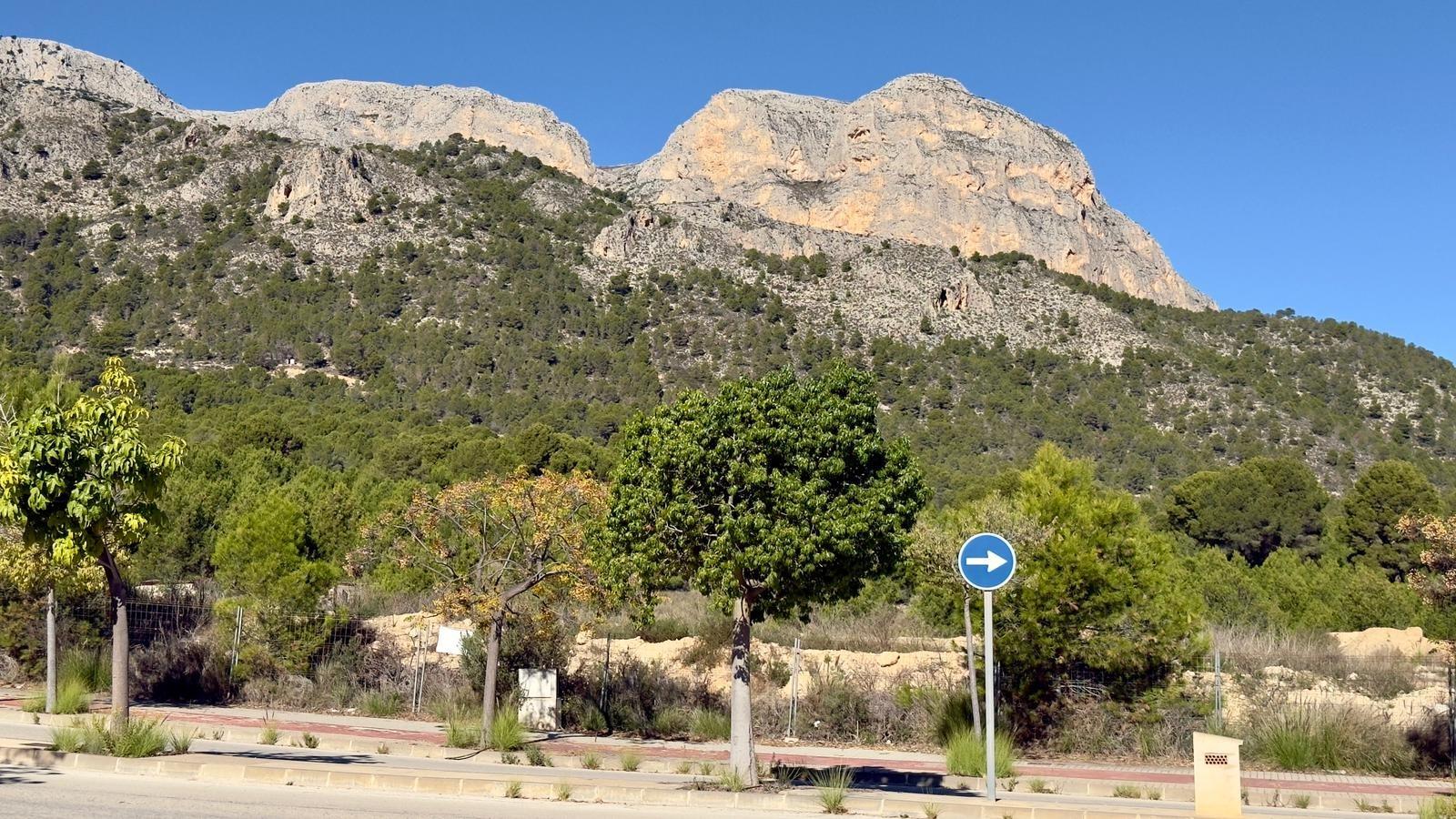 5-25-43 Exclusive villa in Polop with mountain views