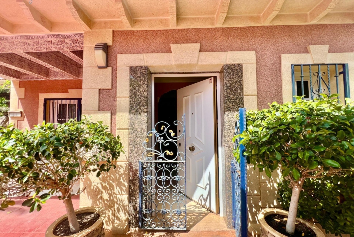 LUXURY AND LIGHT IN LOS BALCONES: YOUR VILLA WITH PRIVATE POOL AND HIGH POTENTIAL