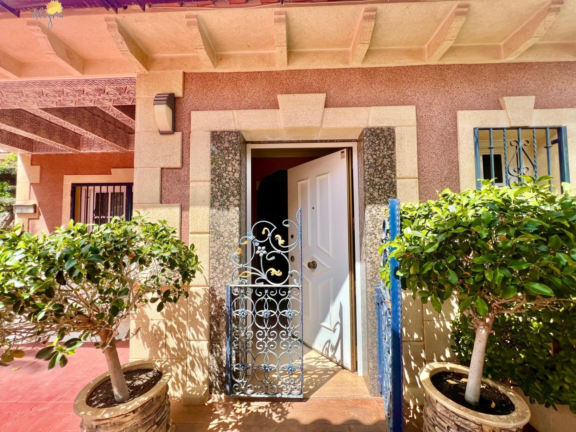 LUXURY AND LIGHT IN LOS BALCONES: YOUR VILLA WITH PRIVATE POOL AND HIGH POTENTIAL