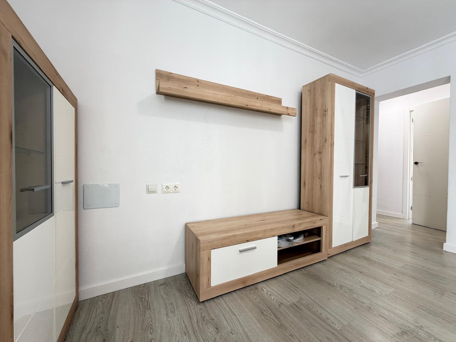 5-26-31 REFORMED 2-BEDROOM APARTMENT. 1 BATHROOM. WITH 65 M2. PARK OF NATIONS AREA. BEACH 800 METERS AWAY.