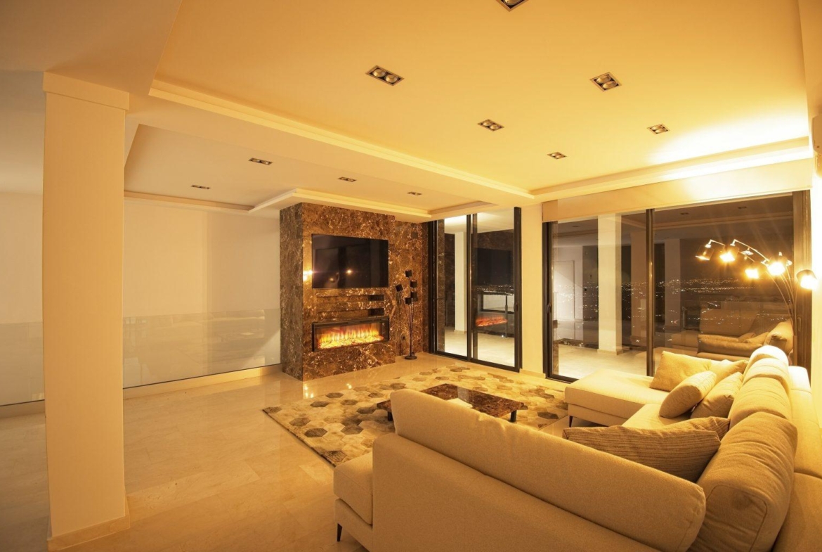 Luxury villa with views of the sea and the mountains