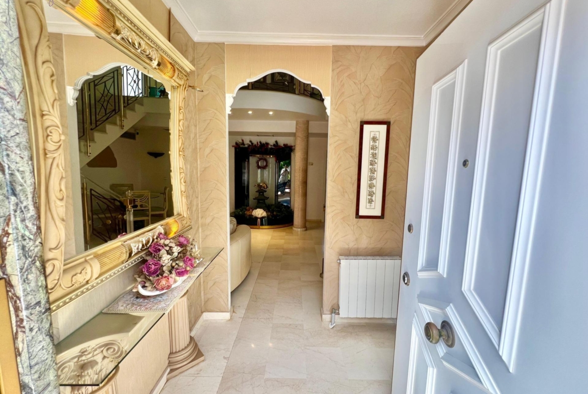 LUXURY AND LIGHT IN LOS BALCONES: YOUR VILLA WITH PRIVATE POOL AND HIGH POTENTIAL