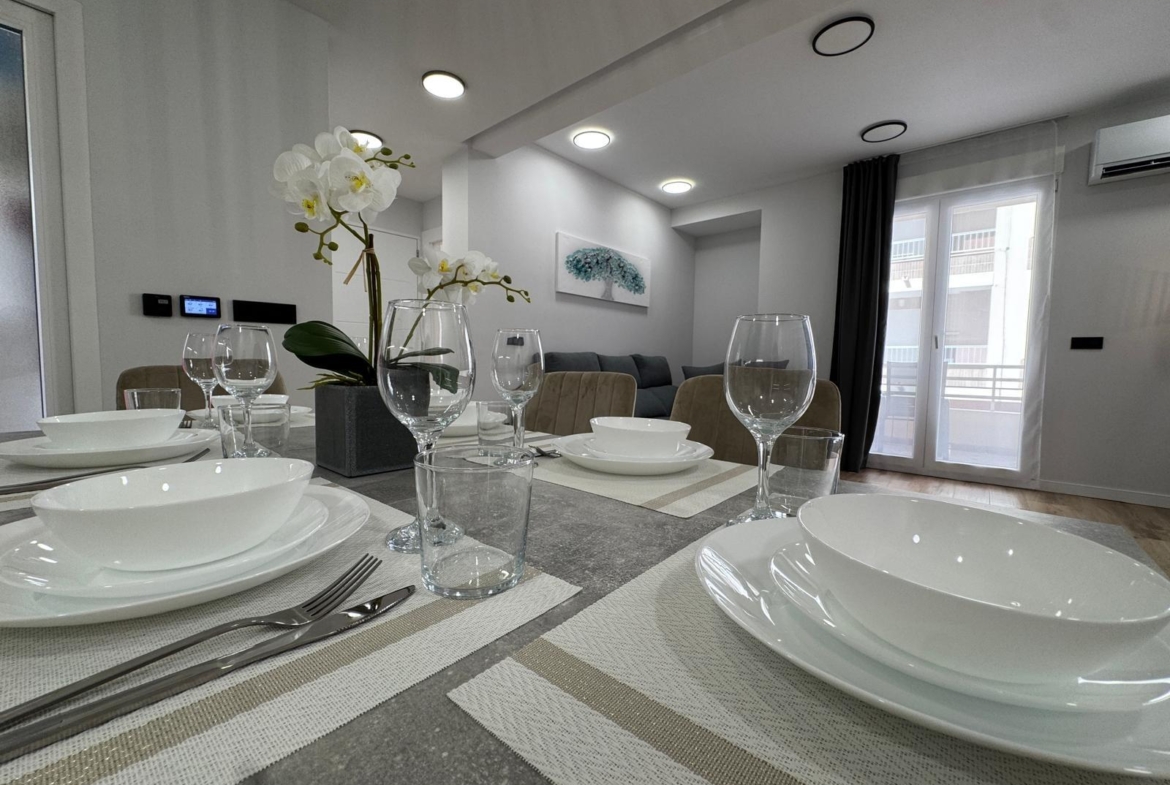 TOTALLY RENOVATED APARTMENT 20 METERS FROM THE BEACH WITH 100 M2 OF SURFACE. 3 BEDROOMS. 1 BATHROOMS.