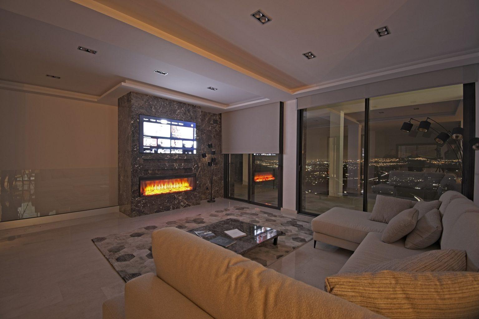 Luxury villa with views of the sea and the mountains