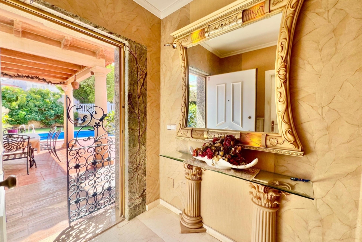 LUXURY AND LIGHT IN LOS BALCONES: YOUR VILLA WITH PRIVATE POOL AND HIGH POTENTIAL