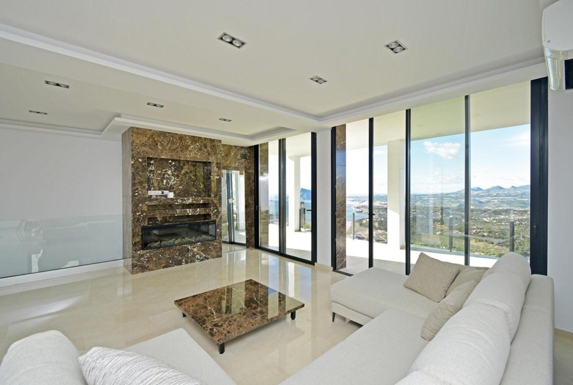 Luxury villa with views of the sea and the mountains