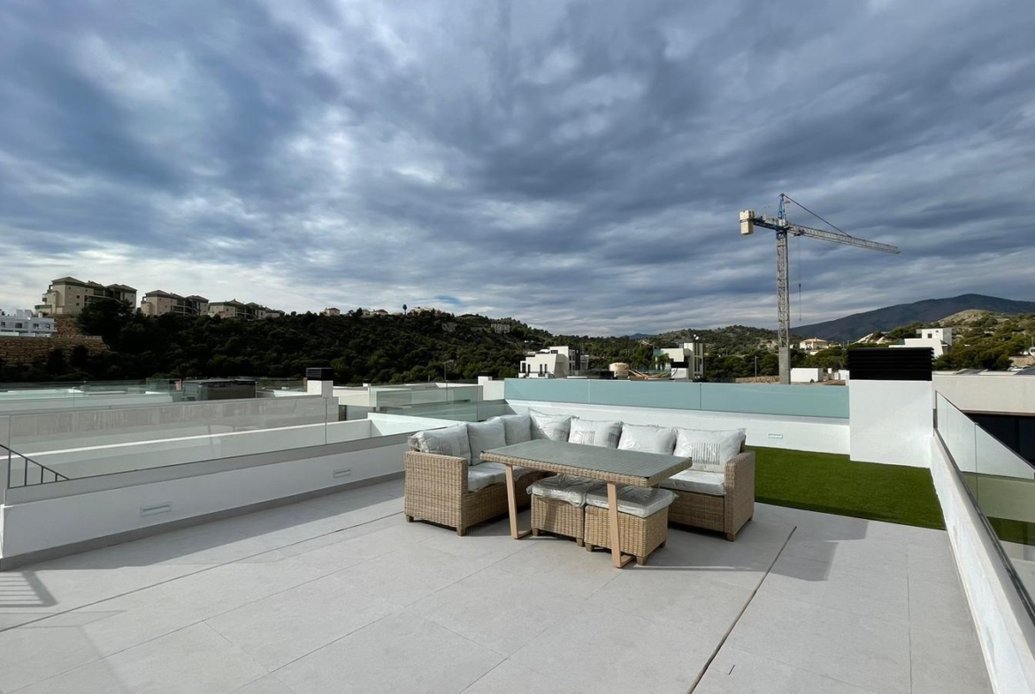 SPECTACULAIR MODERN TORN KEY VILLA